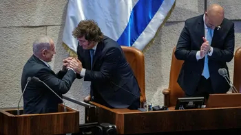 Javier Milei saludando a Benjamin Netanyahu en la Knesset. Javier Milei saludando a Benjamin Netanyahu en la Knesset.