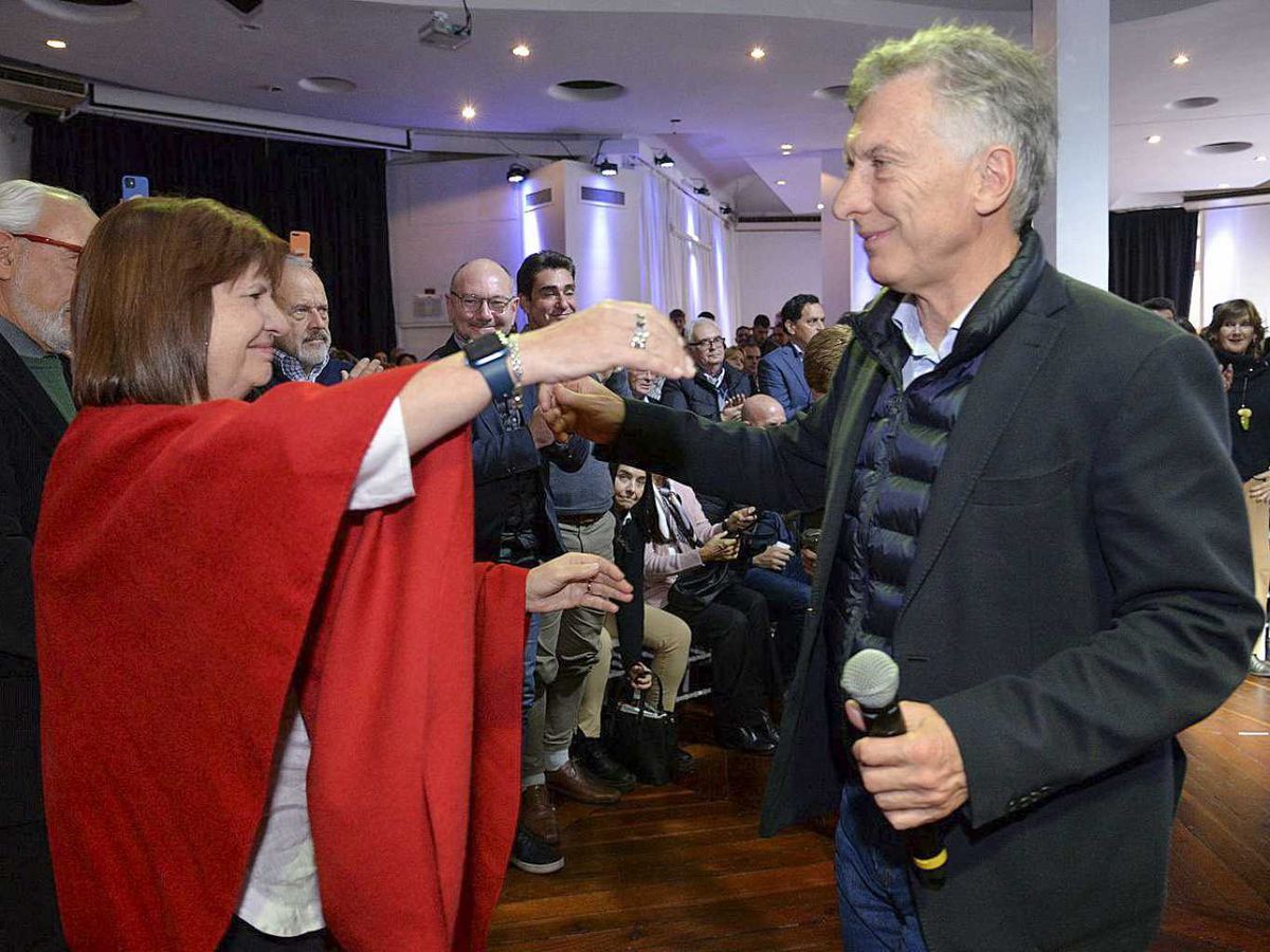 Mientras siga alta la imagen negativa de Mauricio Macri, son aliados: Patricia Bullrich, titular del PRO, y el ex Presidente, en un encuentro de equipos de Gobierno. Foto NA