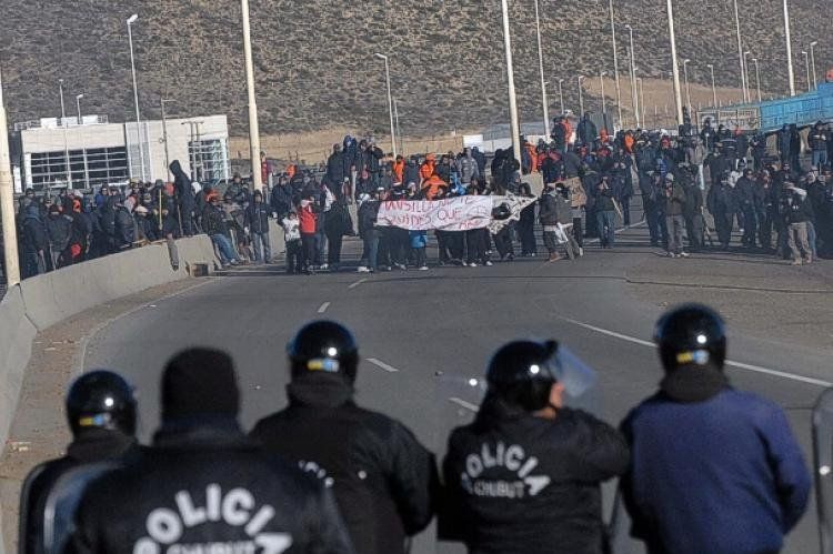 La Policía tiene la orden de desalojar los piquetes en las rutas 3 y 26.