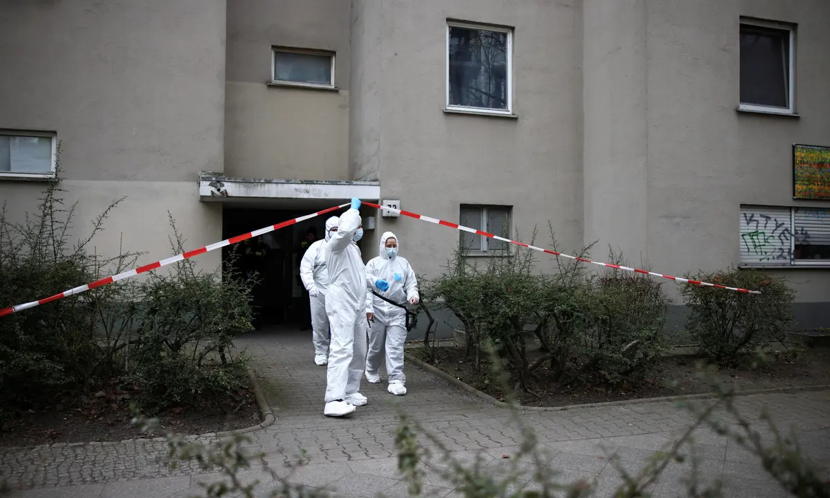 Los expertos forenses abandonan el edificio donde viv&iacute;a Daniele Klette en Kreuzberg, Berl&iacute;n.