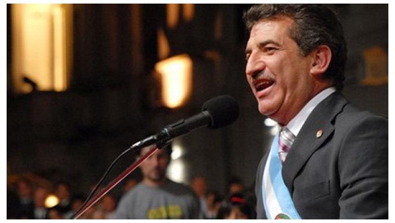 Los elefantes caminan en el patio de Urribarri... y él, nada