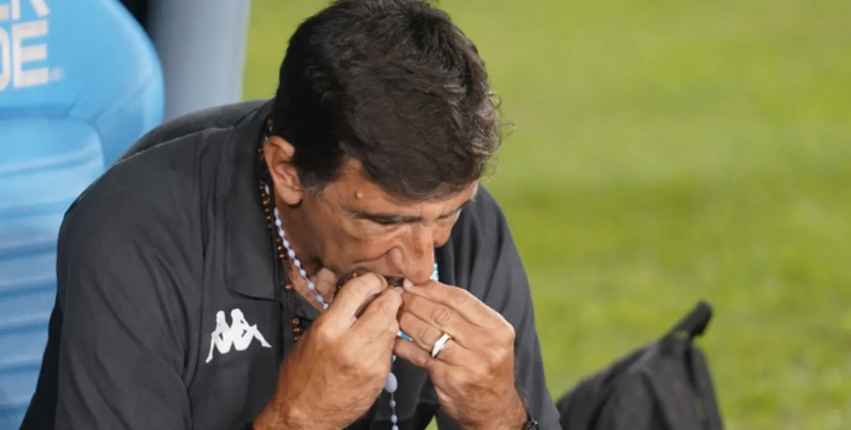 Gustavo Costas reza por la clasificación de Racing Gustavo Costas reza por la clasificación de Racing