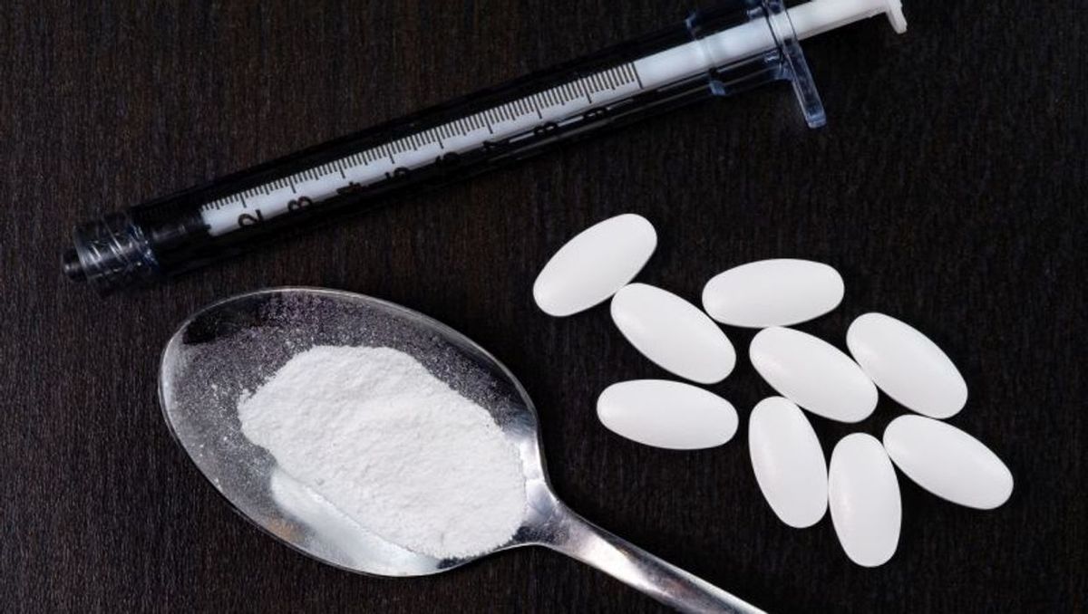 El fentanilo en polvo tiene la apariencia de muchas otras drogas. Con frecuencia se mezcla con drogas como hero&iacute;na, coca&iacute;na y metanfetaminas, y se les da la forma de pastillas que se parecen a otros opioides recetados.