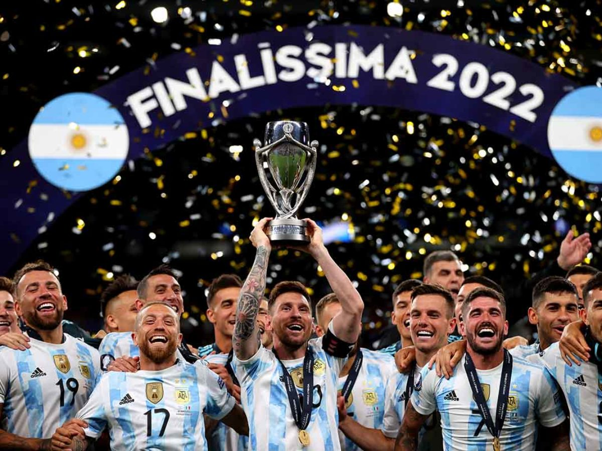 La Selección Argentina levantando el trofeo de la Finalissima.