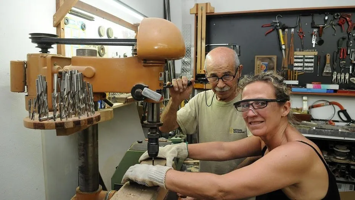 La carpintería que el ingeniero jubilado montó en su casa, donde fabrica juguetes de madera y los dona a hospitales y chicos del barrio.    