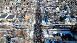 Manifestantes en Minneapolis (Minnesota, USA) marchan contra ICE y exigiendo una moratoria a los desalojos el 31/01/2026. ICE asesinó a Renee Good el 07/01/2026 y a Alex Pretti el 24/01/2026.