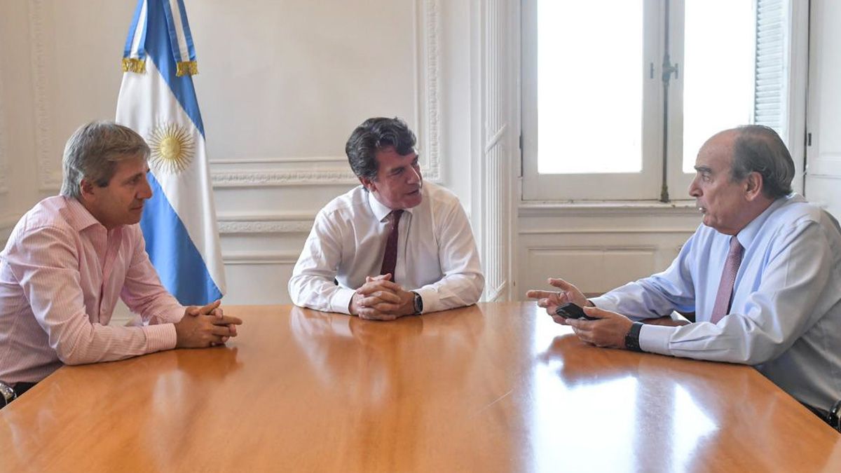 Nicolás Posse con Luis Caputo y Guillermo Francos (Foto: NA). Nicolás Posse con Luis Caputo y Guillermo Francos (Foto: NA).