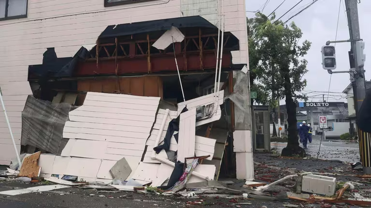 Se observa una pared exterior de un edificio dañada por el fuerte viento de un tifón en Miyazaki, en el oeste de Japón, el jueves 29 de agosto de 2024. (Kyodo News vía AP) Se observa una pared exterior de un edificio dañada por el fuerte viento de un tifón en Miyazaki, en el oeste de Japón, el jueves 29 de agosto de 2024. (Kyodo News vía AP)