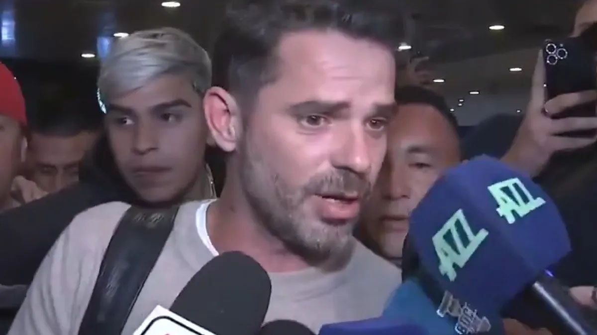 Fernando Gago llegó a Buenos Aires y se prepara para asumir como nuevo técnico de Boca mientras que Sergio Romero posó con una camiseta de Racing. Fernando Gago llegó a Buenos Aires y se prepara para asumir como nuevo técnico de Boca mientras que Sergio Romero posó con una camiseta de Racing.