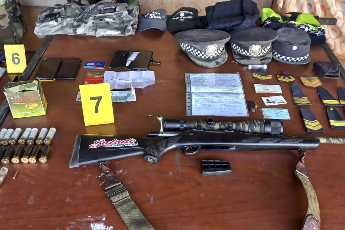 Armas, municiones e insignias policiales usadas por los miembros de la banda