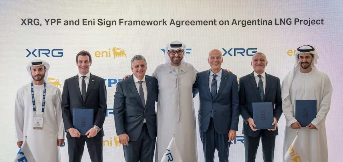 Firma de XRG, YPF y Eni para el proyecto Argentina GNL, en noviembre 2025. Firma de XRG, YPF y Eni para el proyecto Argentina GNL, en noviembre 2025.