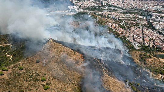 El incendio avanza por una ladera de Collserola mientras una gran columna de humo cubre parte del norte de Barcelona y obliga a reforzar el operativo de emergencia.