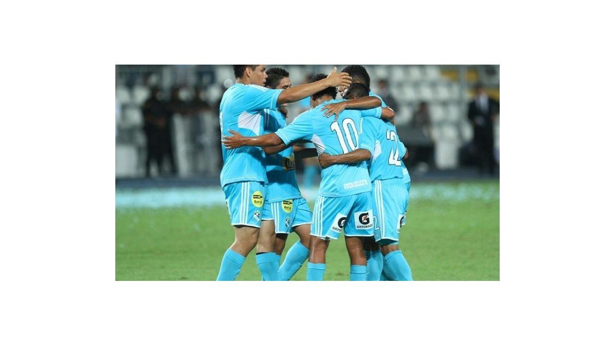 Jugadores de Sporting Cristal celebran un gol contra Sport Huancayo.