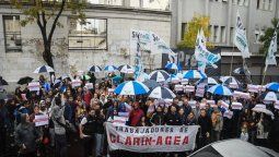 Los empelados se manifestaron en las puertas de la redacción de Clarín.
