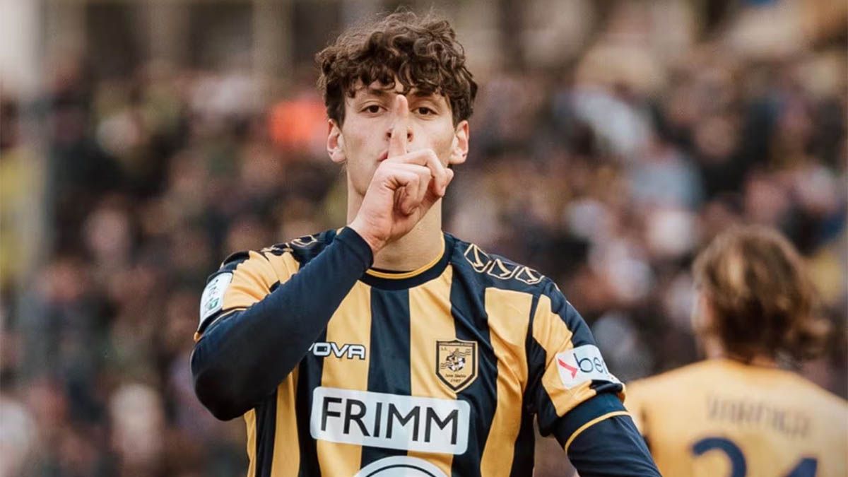 Romano Floriani Mussolini, bisnieto de Benito Mussolini, convirtió un gol para el Societa Sportiva Juve Stabia y los hinchas realizaron el gesto fascista. Romano Floriani Mussolini, bisnieto de Benito Mussolini, convirtió un gol para el Societa Sportiva Juve Stabia y los hinchas realizaron el gesto fascista.