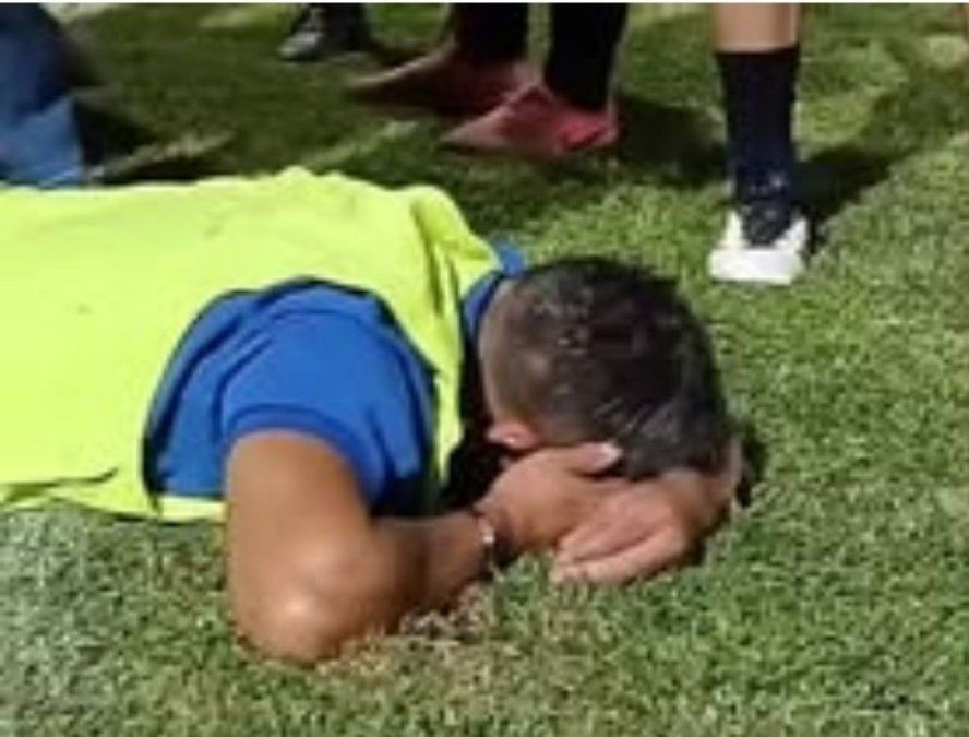 El momento en que es agredido Andrés El Pulga Ríos en la final de la Liga Riotercerense (Córdoba).