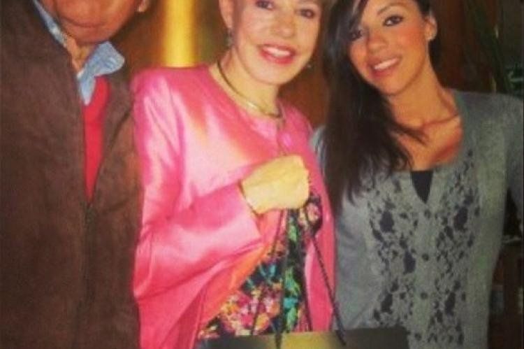 Andrea Benítez junto a su madre y su padre, Humberto Benítez Treviño, quien tuvo que renunciar.