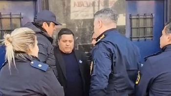 El concejal fue detenido mientras estaba en la sesión. El concejal fue detenido mientras estaba en la sesión.