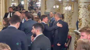 Perlitas de la jura de Santilli: El guiño de Caputo, las manos de Lule, los besos de Karina