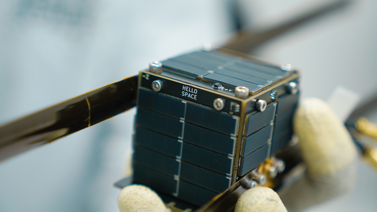 El PocketQube es un satélite cuadrado de apenas 5 cm por lado y un peso de menos de 200 gramos. Su versión criolla fue fabricada en Haedo por estudiantes de la UTN e irá al espacio en 2025. El PocketQube es un satélite cuadrado de apenas 5 cm por lado y un peso de menos de 200 gramos. Su versión criolla fue fabricada en Haedo por estudiantes de la UTN e irá al espacio en 2025.