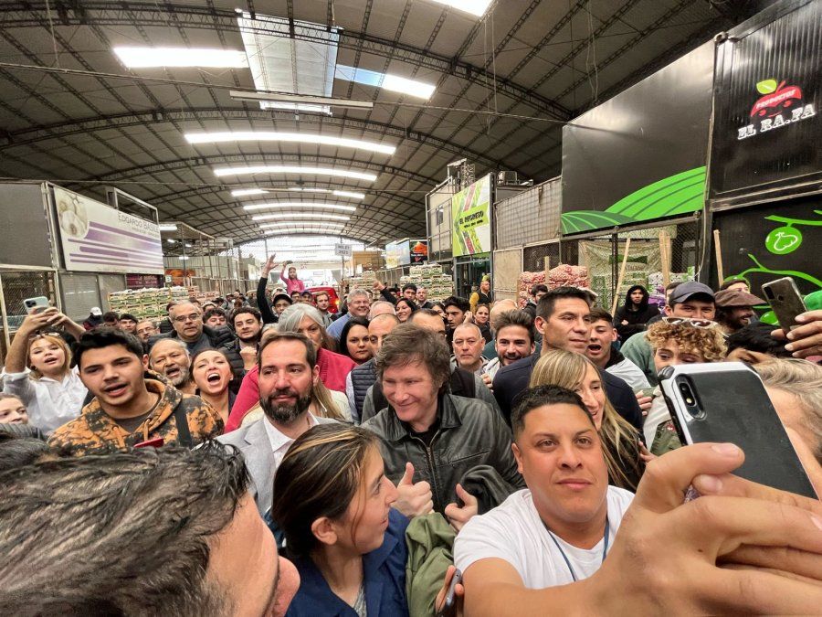 Javier Milei mezclado con los mendocinos que lo seguían.