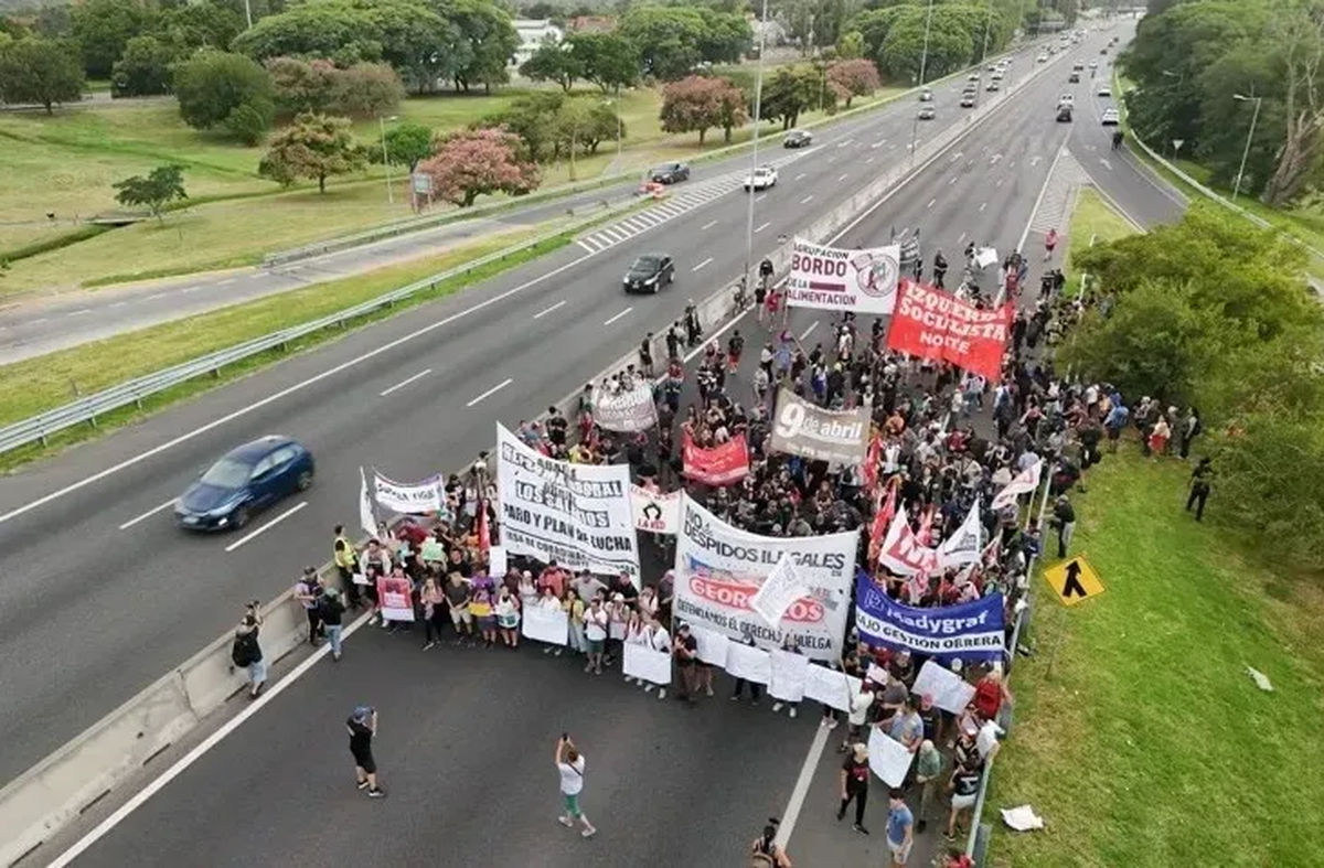 El corte de trabajadores de FATE y militantes en Panamericana.