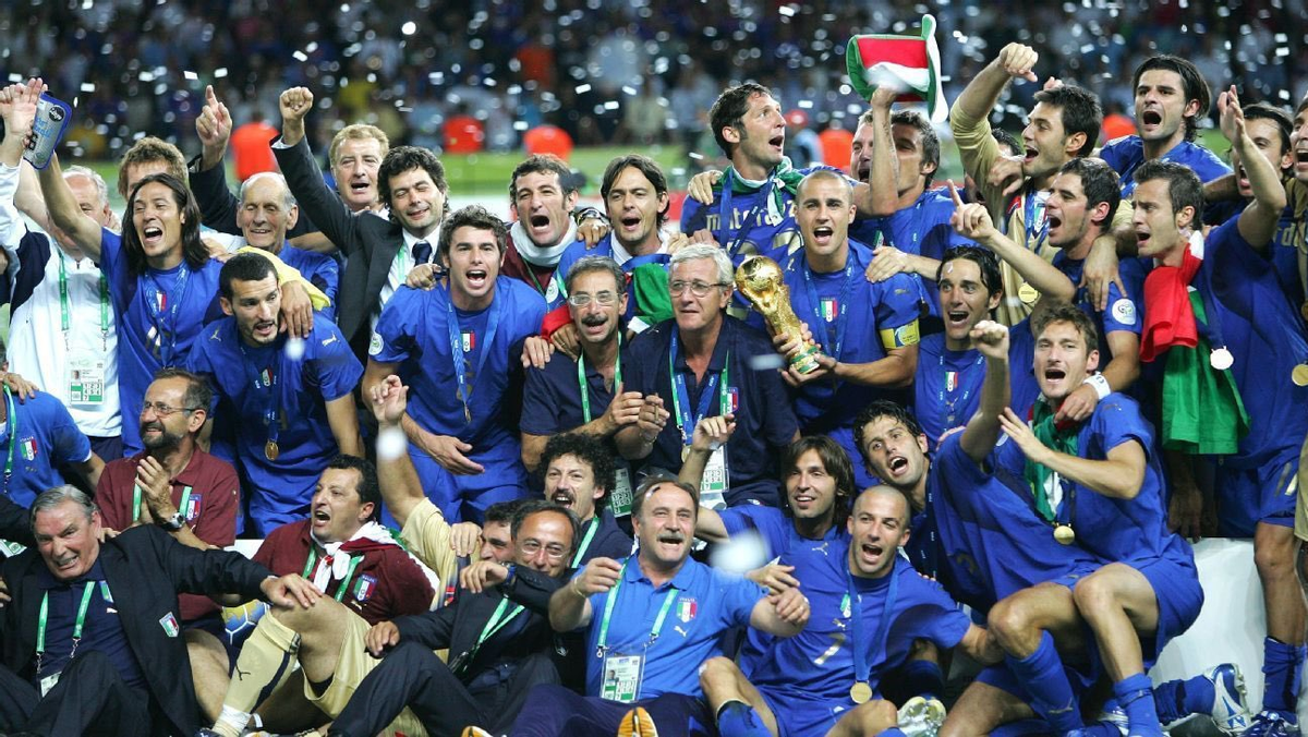 Italia campeón del mundo 2006, luego de eso todo fue fracaso tras fracaso durante 5 mundiales. Italia campeón del mundo 2006, luego de eso todo fue fracaso tras fracaso durante 5 mundiales.