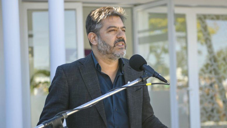 Carlos Bianco fue operado de urgencia en Barcelona en plena gira con Axel Kicillof