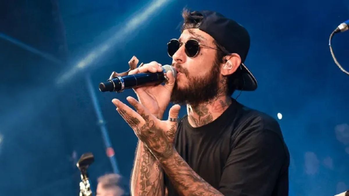 Incidentes en el show de Ulises Bueno: El hermano de Rodrigo se presentó en un boliche de José C. Paz pero durante su show los fans lo tiraron del escenario y le robaron algunas de sus pertenencias.