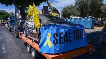 Familaires con una chispa de esperanza tras el rescate del beduino israelí. Familaires con una chispa de esperanza tras el rescate del beduino israelí.