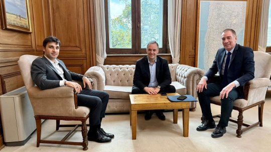 El gobernador de Chubut, Ignacio Torres, fue recibido en Casa Rosada por el jefe de Gabinete, Manuel Adorni, y el ministro del Interior designado, Diego Santilli. El gobernador de Chubut, Ignacio Torres, fue recibido en Casa Rosada por el jefe de Gabinete, Manuel Adorni, y el ministro del Interior designado, Diego Santilli.