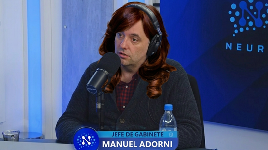 Manuel Adorni fue a defenderse a Neura, pero terminó hablando igual que Cristina Kirchner: lawfare, persecución y carnicería mediática. Foto: Ficción/Gemini Manuel Adorni fue a defenderse a Neura, pero terminó hablando igual que Cristina Kirchner: lawfare, persecución y carnicería mediática. Foto: Ficción/Gemini