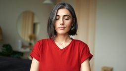 Así es como la meditación puede ayudarte a vivir más tiempo / Imagen de Karlyukav en Freepik.