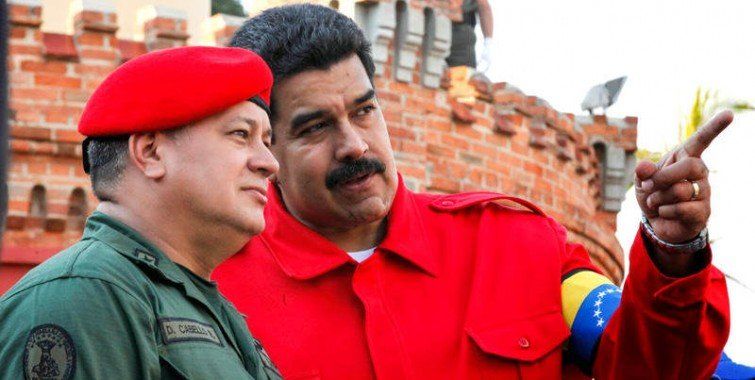 Diosdado Cabello y Nicolás Maduro (más alto).