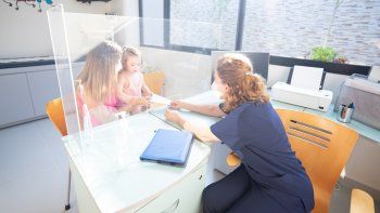 Se aconseja consultar al médico ante síntomas como fiebre, fatiga, pérdida del apetito, náuseas, vómitos, dolor abdominal, orina oscura, heces blancas, dolor articular e ictericia, en menores de 16 años. Se aconseja consultar al médico ante síntomas como fiebre, fatiga, pérdida del apetito, náuseas, vómitos, dolor abdominal, orina oscura, heces blancas, dolor articular e ictericia, en menores de 16 años.