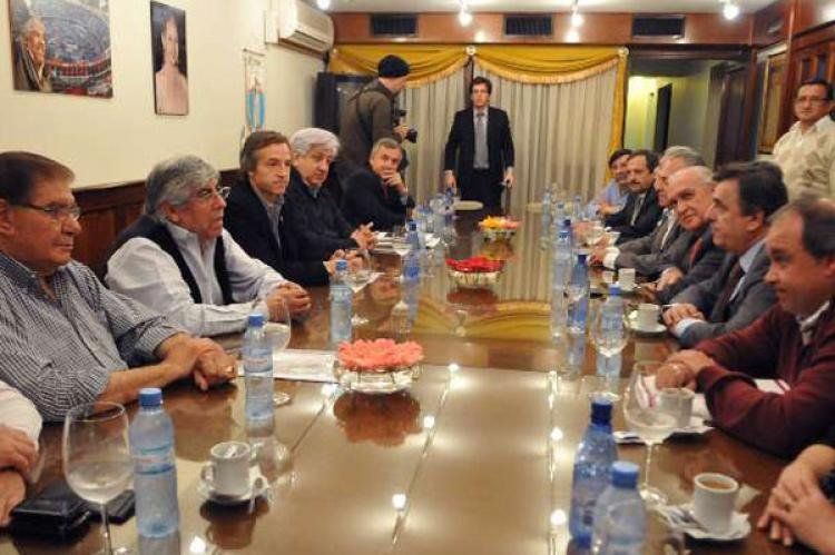 El encuentro entre Moyano y los dirigentes radicales. (Foto: Télam)