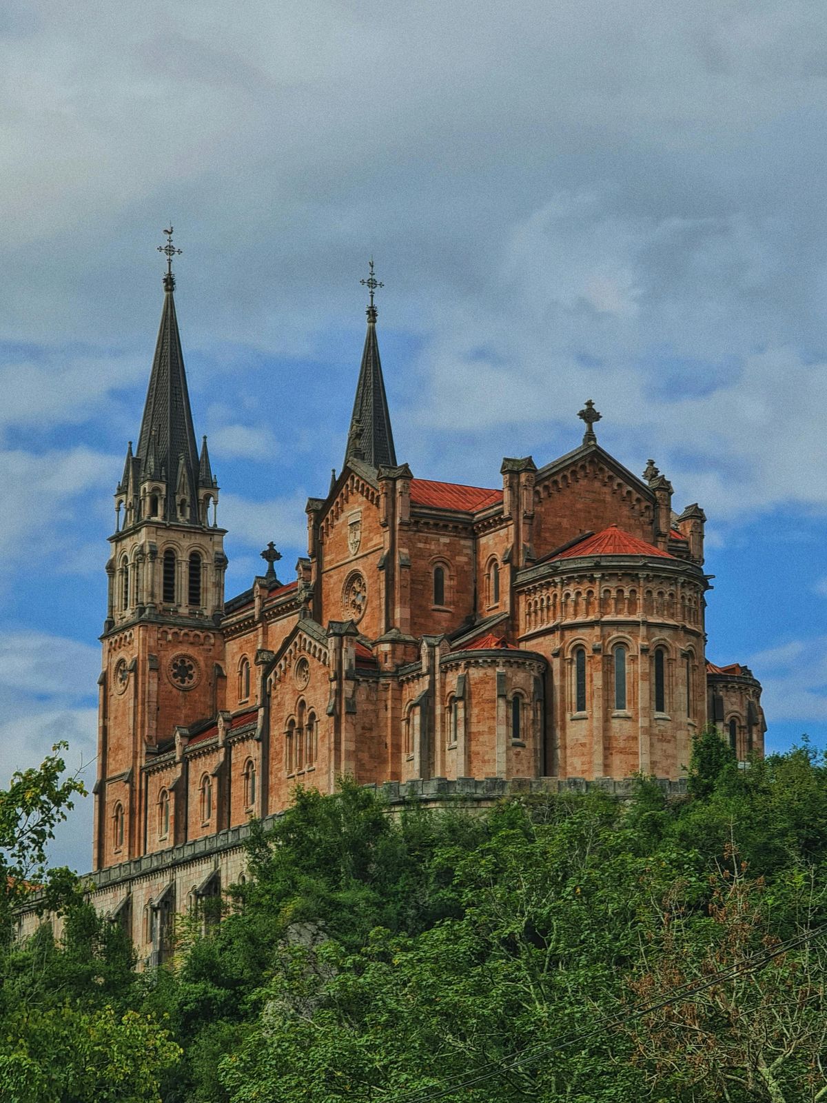 La Basílica de Santa María la Real de Covadonga, uno de los santuarios más emblemáticos de Asturias, en pleno corazón de los Picos de Europa. La Basílica de Santa María la Real de Covadonga, uno de los santuarios más emblemáticos de Asturias, en pleno corazón de los Picos de Europa.
