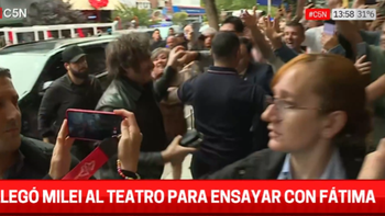 Entre insultos y ovaciones, Milei llegó al teatro para ensayar con Fátima Florez