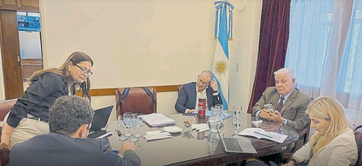 Legisladores libertarios analizando cambios en la OPC. Legisladores libertarios analizando cambios en la OPC.