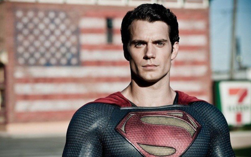 Henry Cavill interpretando a Superman.
