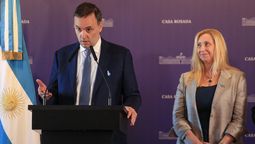 altText(Manuel Adorni ya sumó 10 escándalos diferentes en 5 semanas)}
