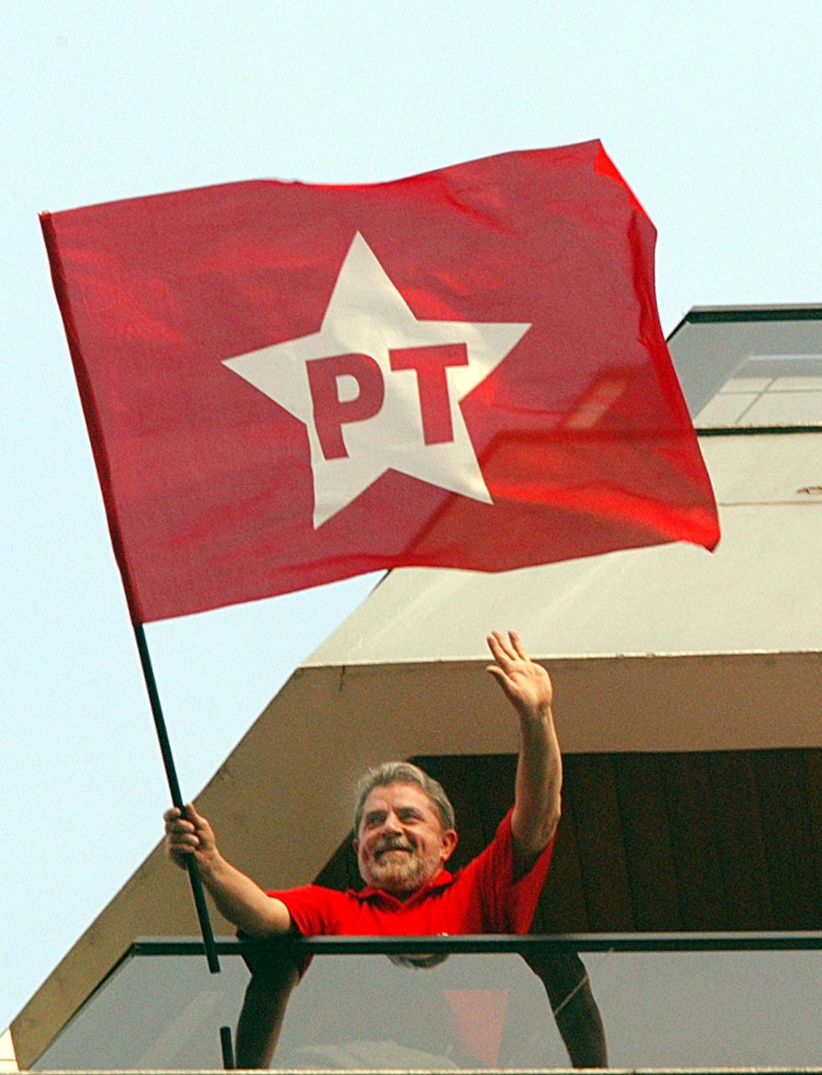 Lula da Silva en 2002, saludando a simpatizantes y agitando la bandera del Partido de los Trabajadores. Lula da Silva en 2002, saludando a simpatizantes y agitando la bandera del Partido de los Trabajadores.