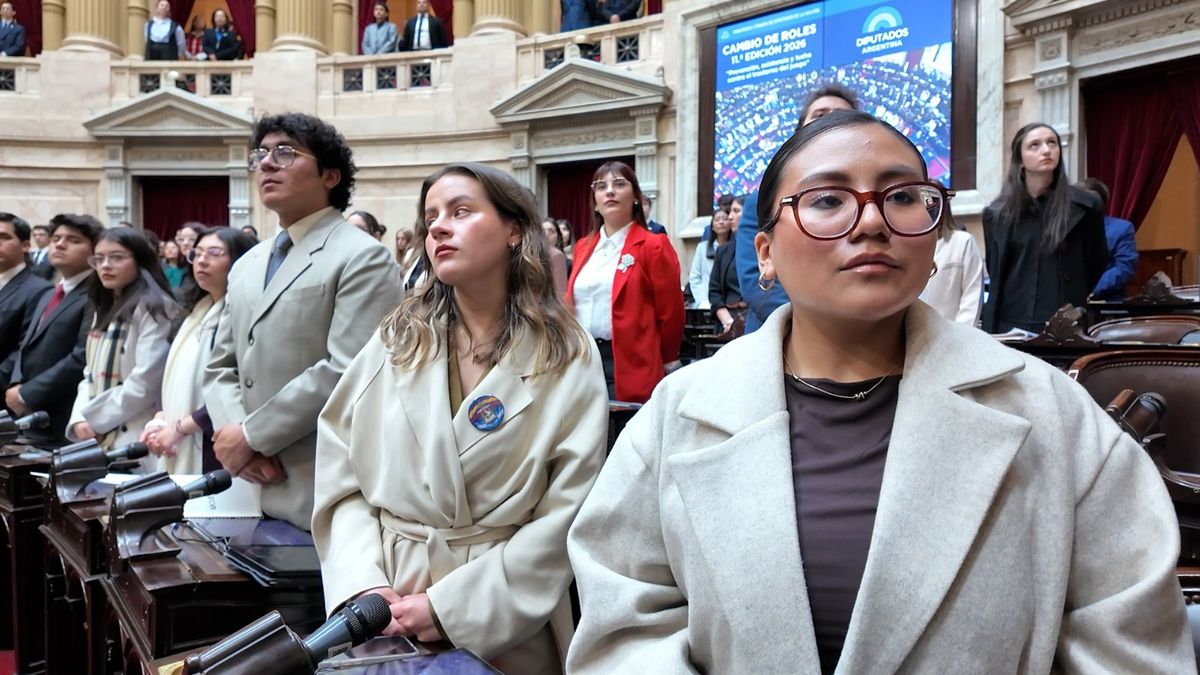 Un sector de los estudiantes que debatieron en la XI edición "Cambio de Roles" en el Congreso. Un sector de los estudiantes que debatieron en la XI edición "Cambio de Roles" en el Congreso.