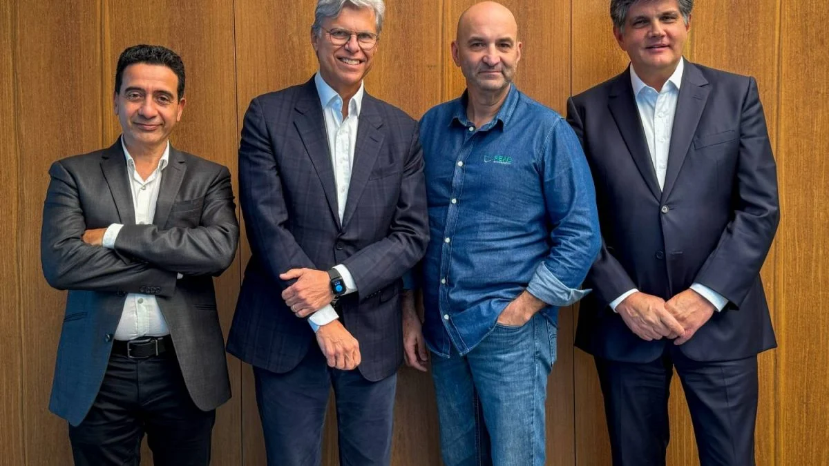 João Carlos Mansur (de jean) y socios. João Carlos Mansur (de jean) y socios.