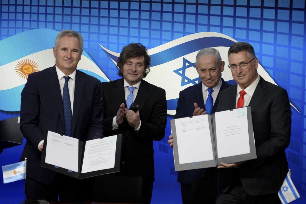 Javier Milei junto a Benjamin Netanyahu en Israel, donde el Presidente continúa su agenda internacional con reuniones y actividades oficiales. Javier Milei junto a Benjamin Netanyahu en Israel, donde el Presidente continúa su agenda internacional con reuniones y actividades oficiales.