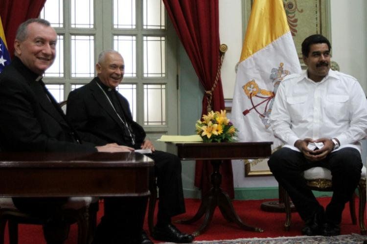 Pietro Parolin (primero a la izq.) y Nicolás Maduro (primero a la der.), en la Nunciatura en Venezuela.