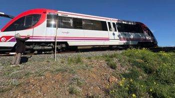 Chocó otro tren con una grúa en España y hay varios heridos