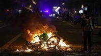 Comercios de la Gran Vía de Madrid protegen sus escaparates ante el temor a saqueos durante Halloween y las convocatorias difundidas bajo el nombre de Blocus.
