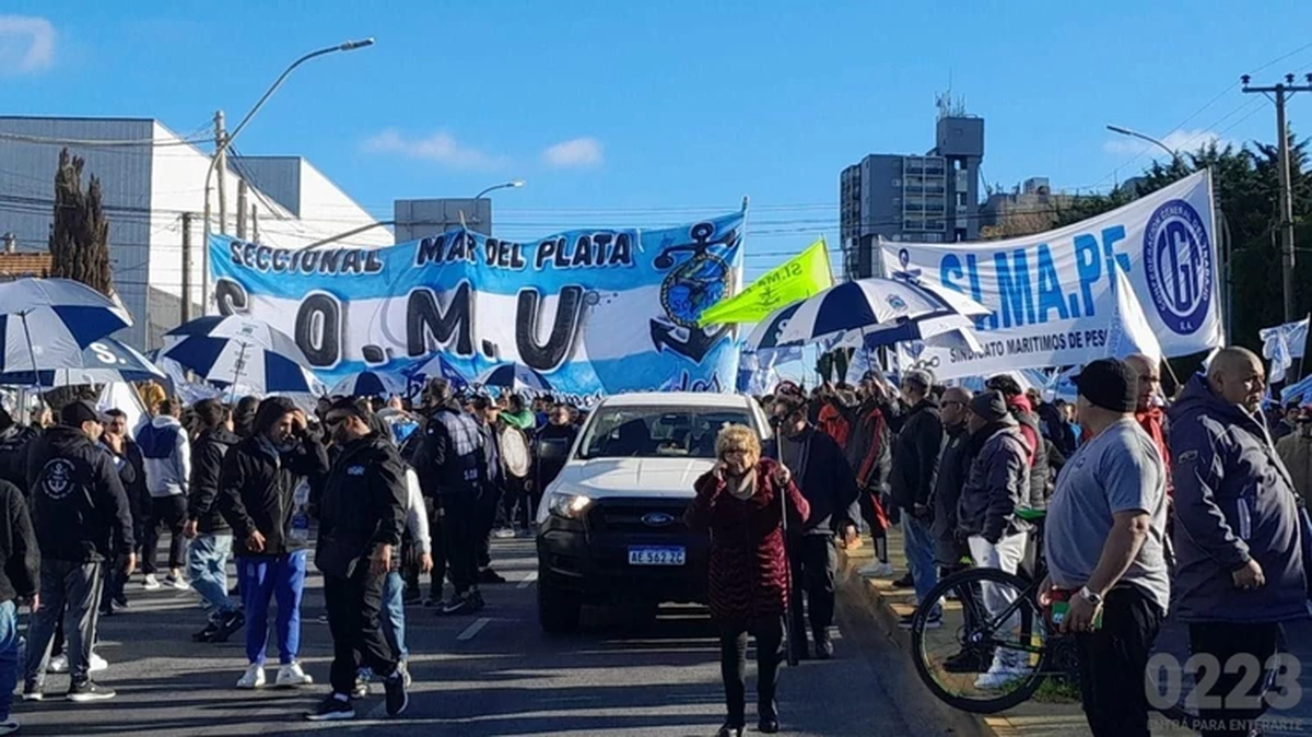 Mientras que en Mar del Plata la flota pesquera permanece amarrada y hasta la Iglesia católica se expresó por la situación de los trabajadores en el sur del país, el producto estrella del mar argentino, la captura de merluza negra, está judicializada en los tribunales federales de Comodoro Py por una demanda que lleva adelante una empresa contra el Consejo Federal Pesquero por supuestas arbitrariedades en el otorgamiento de los cupos. Mientras que en Mar del Plata la flota pesquera permanece amarrada y hasta la Iglesia católica se expresó por la situación de los trabajadores en el sur del país, el producto estrella del mar argentino, la captura de merluza negra, está judicializada en los tribunales federales de Comodoro Py por una demanda que lleva adelante una empresa contra el Consejo Federal Pesquero por supuestas arbitrariedades en el otorgamiento de los cupos.
