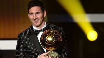 Lionel Messi fue el primer futbolista en conseguir cuatro Balones de Oro. Lionel Messi fue el primer futbolista en conseguir cuatro Balones de Oro.